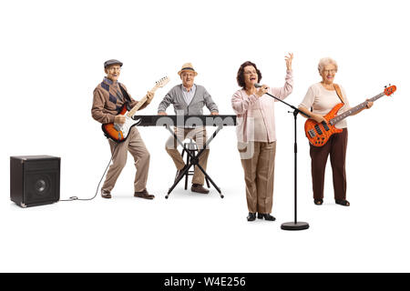 Portrait of senior personnes jouant dans un groupe d'une femme âgée, un chant sur un microphone isolé sur fond blanc Banque D'Images