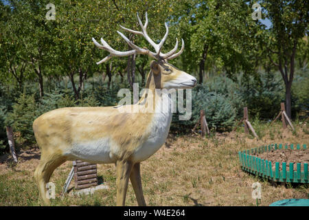 Statue de cerf dans un jardin professionnel . Sur la photo dans la photo statue cerfs décoratifs. Banque D'Images