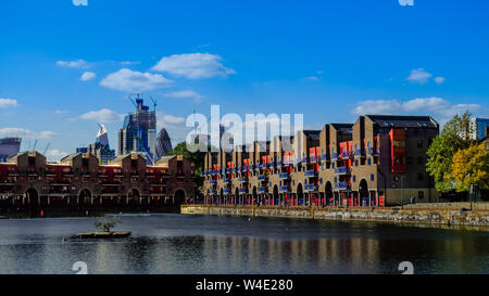 London, UK, Sept 2018, complexe résidentiel et de loisirs construit autour d'un bassin Shadwell embourgeoisés domaine de Wapping Banque D'Images