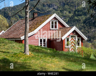 Chalet norvégien rouge typique dans la vallée, Suldal Ryfylke, Norvège Banque D'Images