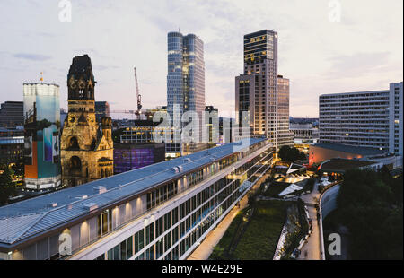 Les gratte-ciel modernes de Berlin près de la gare Zoologischer Garten de Berlin et du bikini. Banque D'Images