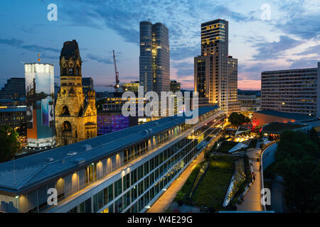 Gratte-ciel moderne à Berlin, près de la gare Zoologischer Garten et Hardenbergplatz après le coucher du soleil. Banque D'Images