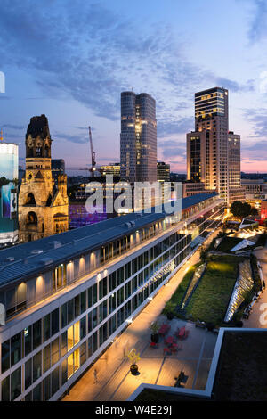 Les gratte-ciel modernes de Berlin près de la gare Zoologischer Garten de Berlin et du bikini après le coucher du soleil. Banque D'Images