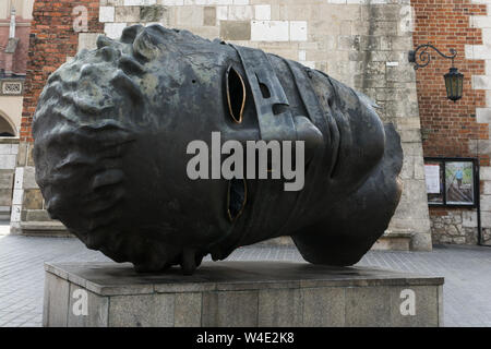 'Eros Bendato (créé en 1999), sculpture réalisée par Igor Mitoraj, debout sur la place principale de Cracovie Banque D'Images