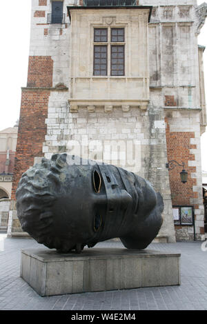 'Eros Bendato (créé en 1999), sculpture réalisée par Igor Mitoraj, debout sur la place principale de Cracovie Banque D'Images