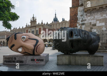 Masque de Salvador Dali la promotion de la nouvelle saison de la série Netflix 'La casa de papel" avec l'inscription 'Le vol est un véritable art', Comité permanent sur l'ami Banque D'Images