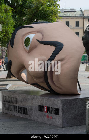 Masque de Salvador Dali la promotion de la nouvelle saison de la série Netflix 'La casa de papel" avec l'inscription 'Le vol est un véritable art', Comité permanent sur l'ami Banque D'Images