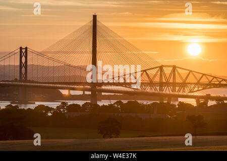 Queensferry Crossing au lever du soleil avec les trois Forth Bridges à South Queensferry Banque D'Images