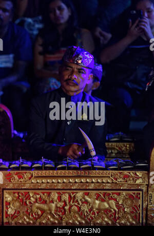 Membre du gamelan balinais jeu Xylophone pour accompagner les danses traditionnelles à l'ancien lieu de Ubud, Bali, Indonésie Banque D'Images