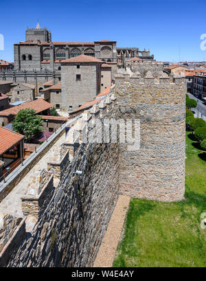 Le medeivil murs entourant la ville d'Avila avec la cathédrale en arrière-plan. Avila, Castille et Leon, Espagne Banque D'Images