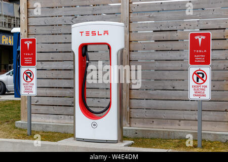 Décrochage compresseur Tesla avec l'information/restrictions à côté de signes. Banque D'Images