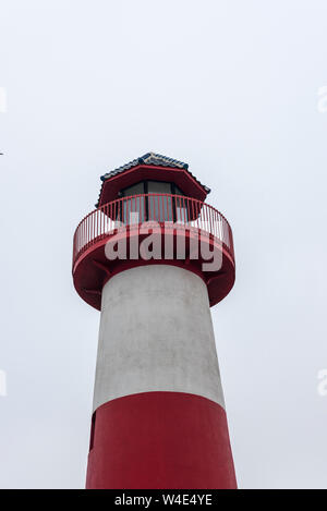 À la recherche jusqu'en haut du phare rouge et blanc avec façon marche circulaire à la partie supérieure. Banque D'Images