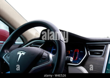 Tesla Model S, de l'intérieur - Volant et tableau de bord vu pendant la conduite. Banque D'Images