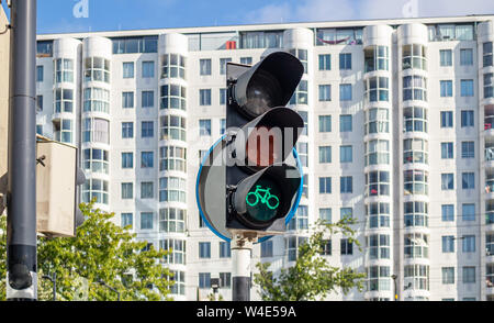 Feu vert pour les cyclistes contre la façade de l'immeuble historique. Croisement avec le concept de sécurité des bicyclettes Banque D'Images