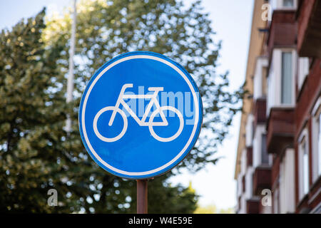 Bicyclettes lane sign, bike blanc sur l'icône de couleur bleue ronde signe. Panneau routier néerlandais, Rotterdam Pays-Bas Banque D'Images