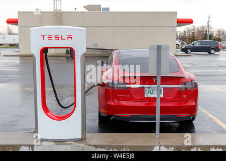 Avec décrochage compresseur Tesla Tesla Model S rouge connecté sur secteur, la charge. Banque D'Images