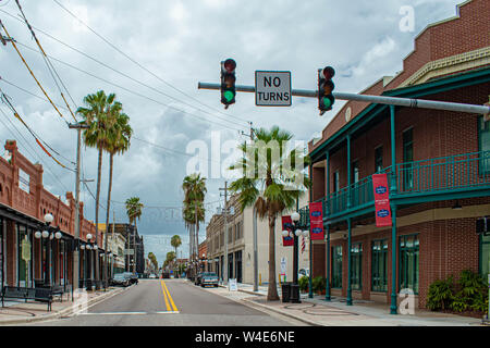 Tampa Bay, en Floride. 12 juillet 2019 vue partielle de l'établissement Hampton Inn and Suites Hotel et 7ème Aveneu à Ybor City. Banque D'Images