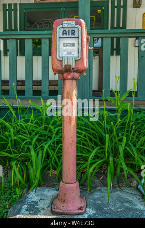 Dillard, Géorgie/USA-5/20/18 aux côtés de la route par une belle journée ensoleillée en face de l'immeuble a un vieux rusty vintage pompe à air, n'était pas en service Banque D'Images