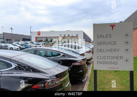 Concessionnaire Tesla Oakville / Centre de services et annuaire s'abonner, vu avec les véhicules Tesla dans le stationnement. Banque D'Images