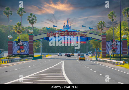 Orlando, Floride. 11 juillet 2019 Passage de l'entrée de parcs thématiques Walt Disney à Lake Buena Vista Banque D'Images