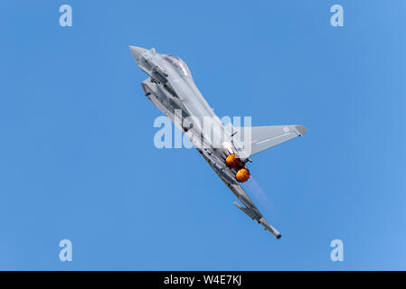 Royal Air Force, RAF Eurofighter avion de chasse Typhoon FGR4 volant au salon aérien Royal International Air Tattoo, RAF Fairford, Royaume-Uni. Banque D'Images