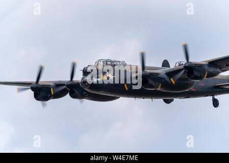 Royal Air Force RAF Battle of Britain Memorial Flight bombardier Avro Lancaster au Royal International Air Tattoo Airshow, RAF Fairford, Royaume-Uni. Banque D'Images