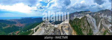 Vue aérienne de la montagne de la pierre et des carrières de marbre dans le parc naturel régional des Alpes Apuanes situé dans les Apennins en Toscane, Massa Carrara Banque D'Images