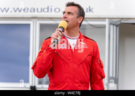 Chef d'escadron Adam Collins, superviseur des Red Arrows et commentateur au Royal International Air Tattoo Airshow, RAF Fairford, Royaume-Uni. Banque D'Images