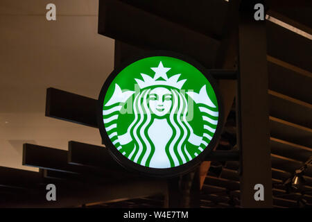 Tampa Bay, en Floride. 12 juillet 2019 logo de Starbucks à l'Aéroport International de Tampa. Banque D'Images