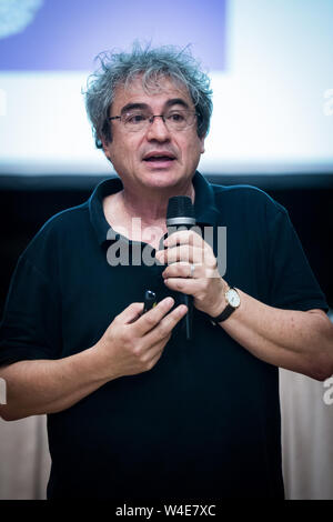 Le physicien théoricien italien Carlo Rovelli pendant un événement à Bologne (Italie) en 2015 Banque D'Images