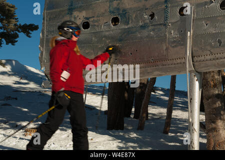 Les skieurs frottent le fragment d'aile du B-24 qui s'est écrasé sur Mission Ridge pour bonne chance et pour s'assurer qu'il neige beaucoup. Beaucoup effectuent ce rituel à chaque course. Banque D'Images