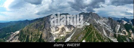 Vue aérienne de la montagne de la pierre et des carrières de marbre dans le parc naturel régional des Alpes Apuanes situé dans les Apennins en Toscane, Massa Carrara Banque D'Images