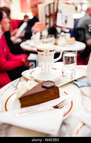 Vienne, Autriche - Avril 3, 2013 : le gâteau Sacher, en allemand Sachertorte, est un gâteau au chocolat typiquement autrichien créé et a servi à l'hôtel Sacher d Banque D'Images