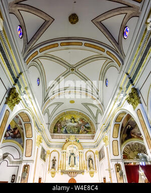 Valencia, Espagne - 30 mars 2019 : l'intérieur d'une petite église avec une décoration simple et de murs blancs. Banque D'Images