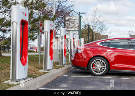 La station a de Tesla Model S, Tesla avec garé et de charge à Grimsby, en Ontario. Banque D'Images