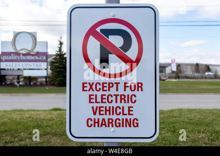 "Pas de parking gratuit, sauf pour les véhicules électriques en charge' signe à Tesla Supercharger. Banque D'Images