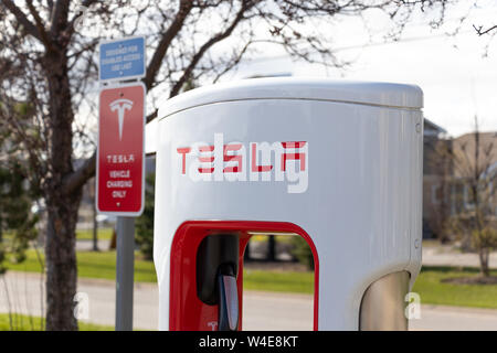Haut de Tesla avec décrochage compresseur de charge du véhicule Tesla 'uniquement' inscrivez-vous à l'arrière-plan. Banque D'Images