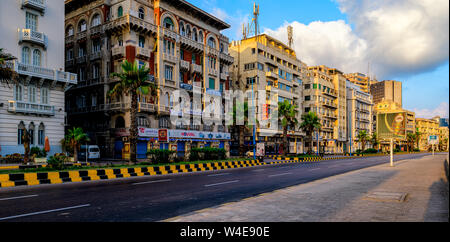 Édifices à appartements colorés bordant la Corniche dans la vieille ville d'Alexandria, Egypte Banque D'Images