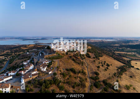 Vue aérienne de l'beau village historique de Naples, dans l'Alentejo, Portugal ; le concept de voyage au Portugal Banque D'Images