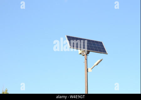 Lampe de rue avec une batterie solaire contre un ciel bleu Banque D'Images