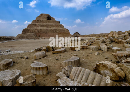 Des fragments de colonnes à l'ensemble du temple de la pyramide à degrés de Saqqara à Djose King Banque D'Images