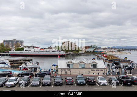 Bord de l'eau autour de l'aéroport de Victoria Harbour vu sur un jour nuageux avec Coho Ferry en arrière-plan. Banque D'Images