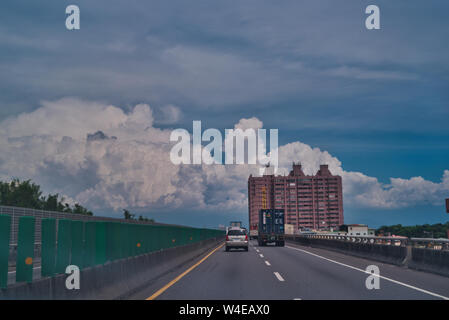 Nuage géant, un édifice en hauteur, la scène et voir sur une autoroute. Banque D'Images