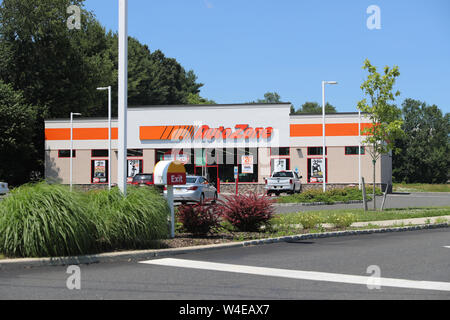 La Princeton New Jersey - le 23 juin 2019 : Auto Zone store. Zone auto est le 2e plus grand distributeur d'accessoires automatiques de marché aux Etats-Unis. Ils Banque D'Images