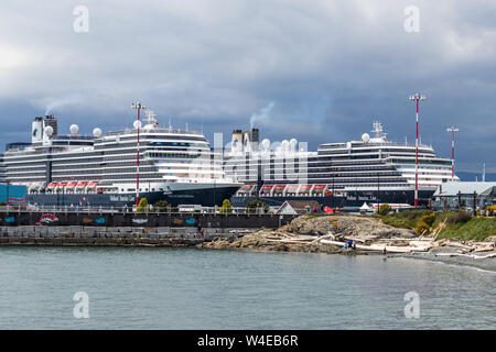 Deux bateaux de croisière Holland America Line sont amarrés à Victoria, en Colombie-Britannique, avec le brise-lames (mur de la mer) vu en face. Banque D'Images