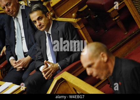 Le Premier ministre grec Kyriakos Mitsotakis, considéré comme le chef du parti politique, MERA25 Yanis Varoufakis parle au cours de la première journée d'énoncés de politique du nouveau Gouvernement grec au Parlement grec à Athènes. Banque D'Images