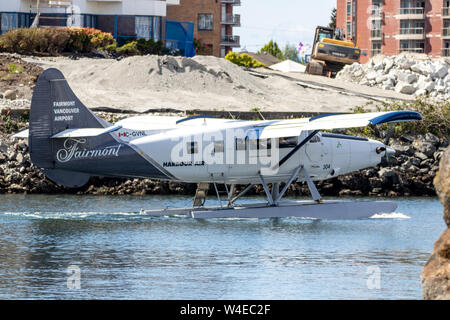 Hydravion Harbour Air avec Fairmont Hotels, on a vu le vol en taxi à la sortie du port de Victoria, en Colombie-Britannique. Banque D'Images