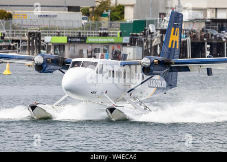 Harbour Air seaplane vu l'atterrissage à Victoria, BC's Harbour aéroport après un vol du matin. Banque D'Images