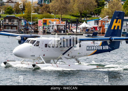 Harbour Air seaplane vu rouler vers le port de Victoria Airport terminal après un vol du matin. Banque D'Images