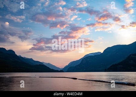 Le lac Upper Campbell au coucher du soleil- Strathcona Park Lodge dans le parc provincial Strathcona, près de Campbell River, sur l'île de Vancouver, Colombie-Britannique, Canada Banque D'Images